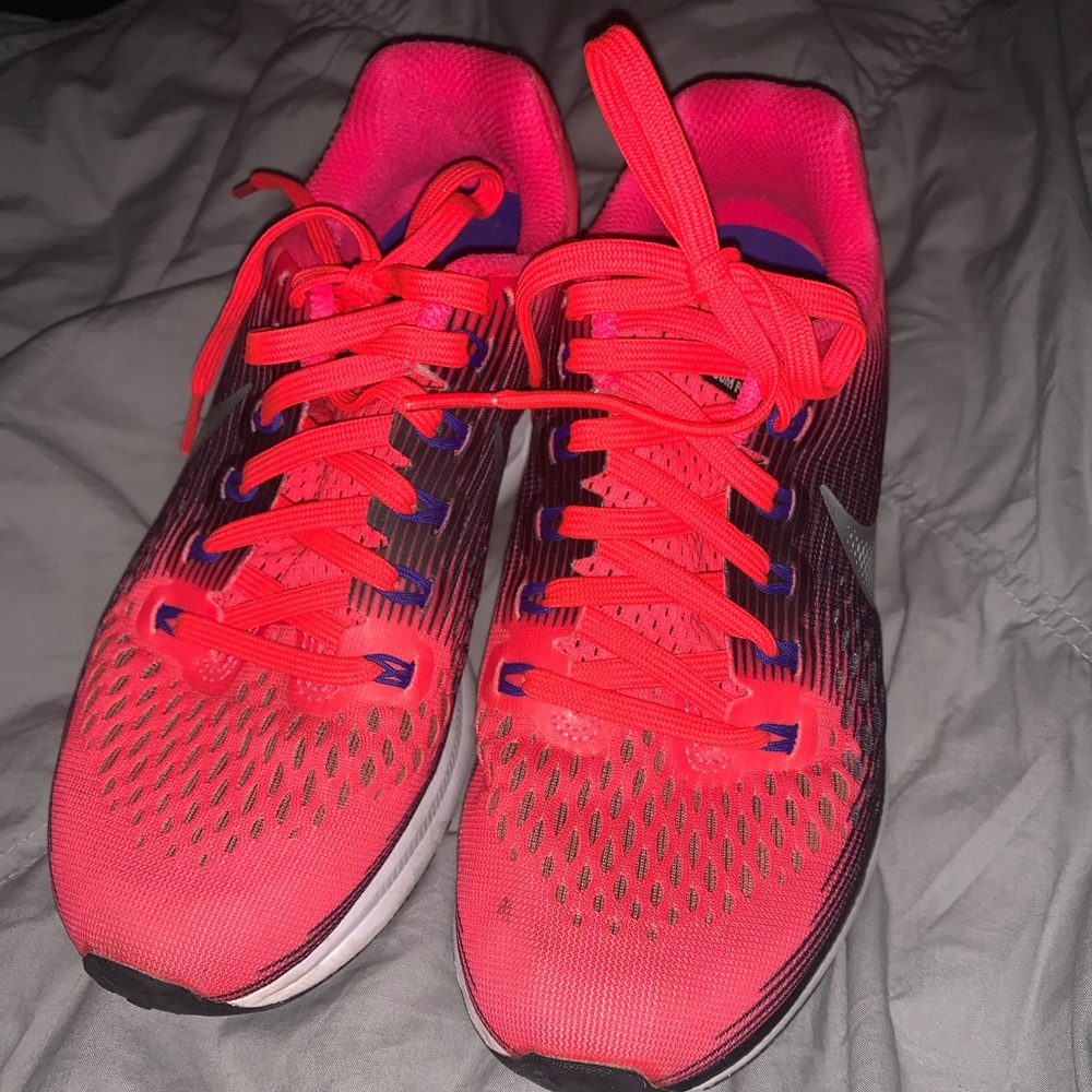 Nike running tennis shoes